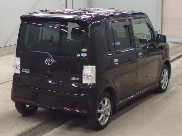TOYOTA PIXIS SPACE