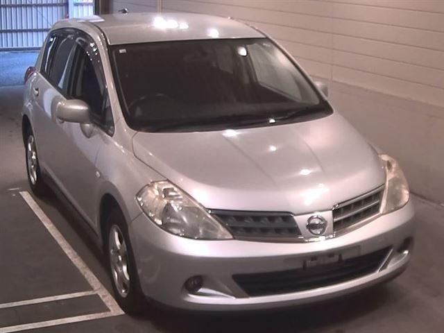 NISSAN TIIDA