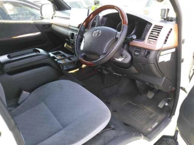 TOYOTA REGIUS VAN