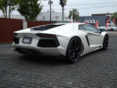 LAMBORGHINI AVENTADOR