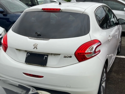 PEUGEOT 208