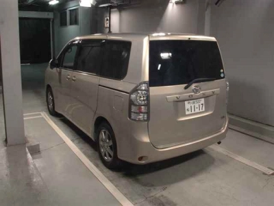TOYOTA VOXY