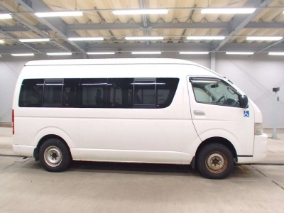 TOYOTA HIACE COMMUTER