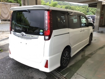TOYOTA NOAH