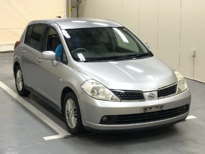 NISSAN TIIDA