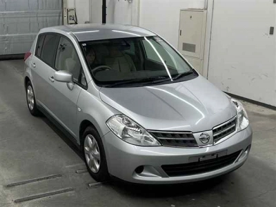 NISSAN TIIDA