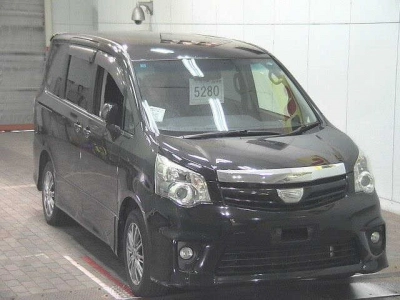 TOYOTA NOAH