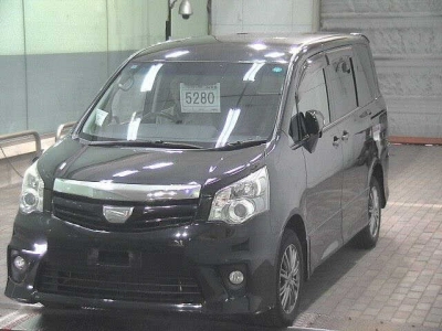 TOYOTA NOAH