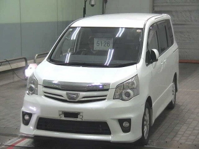 TOYOTA NOAH