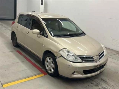 NISSAN TIIDA