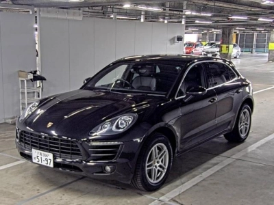 PORSCHE MACAN