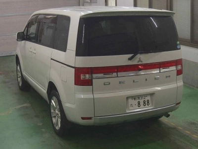 MITSUBISHI DELICA D:5