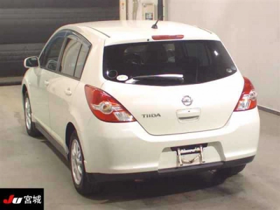 NISSAN TIIDA