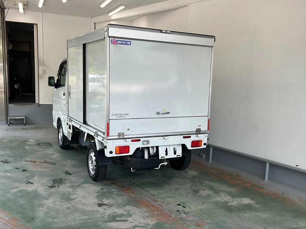 MITSUBISHI MINICAB TRUCK