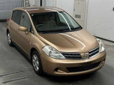 NISSAN TIIDA