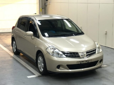 NISSAN TIIDA