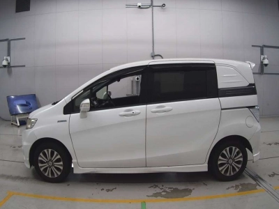 HONDA FREED SPIKE HYBRID