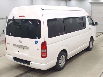 TOYOTA HIACE COMMUTER