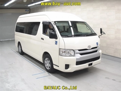 TOYOTA HIACE COMMUTER