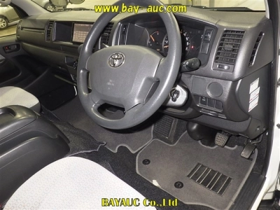 TOYOTA HIACE COMMUTER