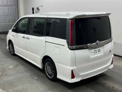 TOYOTA NOAH