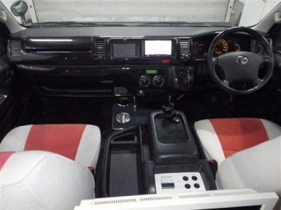 TOYOTA HIACE COMMUTER