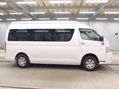 TOYOTA HIACE COMMUTER