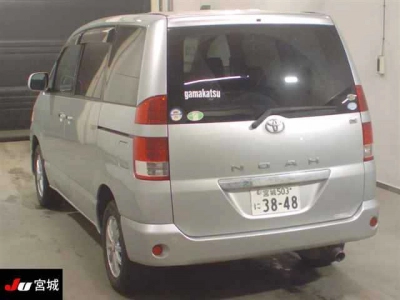 TOYOTA NOAH