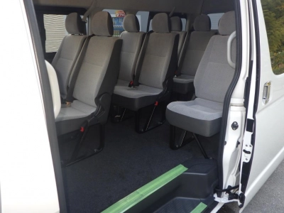 TOYOTA HIACE COMMUTER