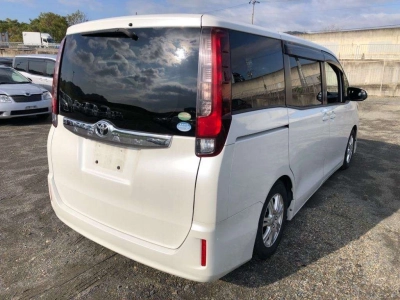 TOYOTA NOAH