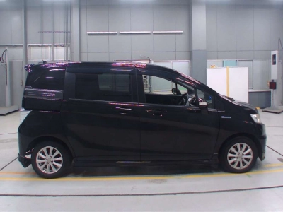 HONDA FREED SPIKE HYBRID