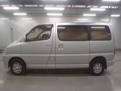 TOYOTA GRAND HIACE