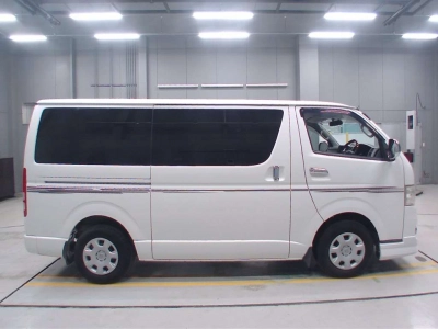 TOYOTA REGIUS VAN