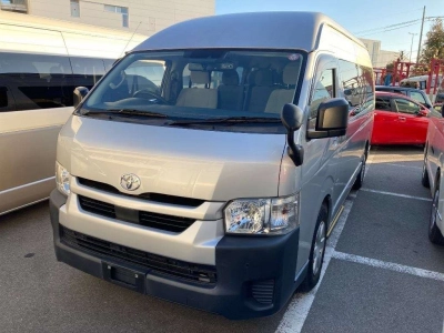 TOYOTA HIACE COMMUTER