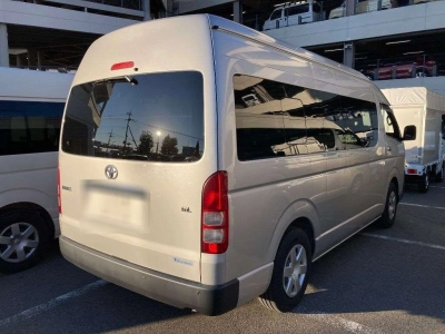 TOYOTA HIACE COMMUTER