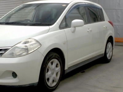 NISSAN TIIDA