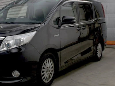 TOYOTA NOAH