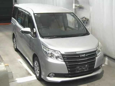 TOYOTA NOAH