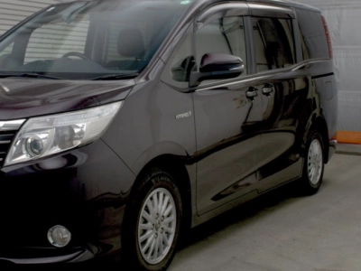 TOYOTA NOAH