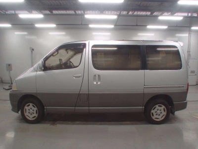 TOYOTA GRAND HIACE