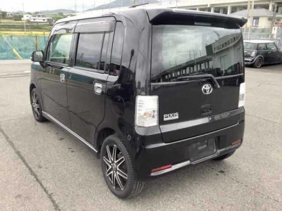 TOYOTA PIXIS SPACE