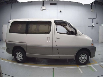 TOYOTA GRAND HIACE