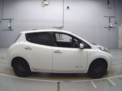 NISSAN LEAF
