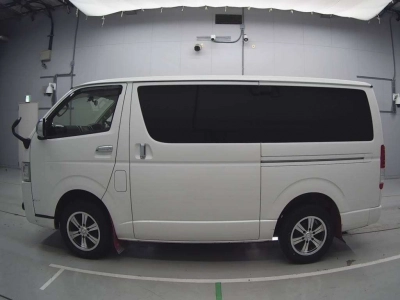 TOYOTA REGIUS VAN