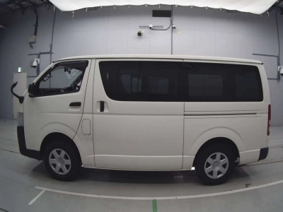 TOYOTA REGIUS VAN