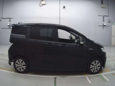 HONDA FREED SPIKE HYBRID