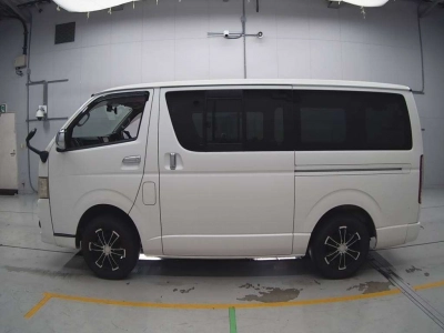 TOYOTA REGIUS VAN
