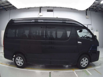 TOYOTA HIACE COMMUTER