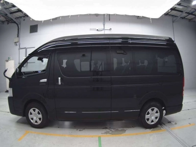 TOYOTA HIACE COMMUTER