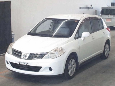 NISSAN TIIDA